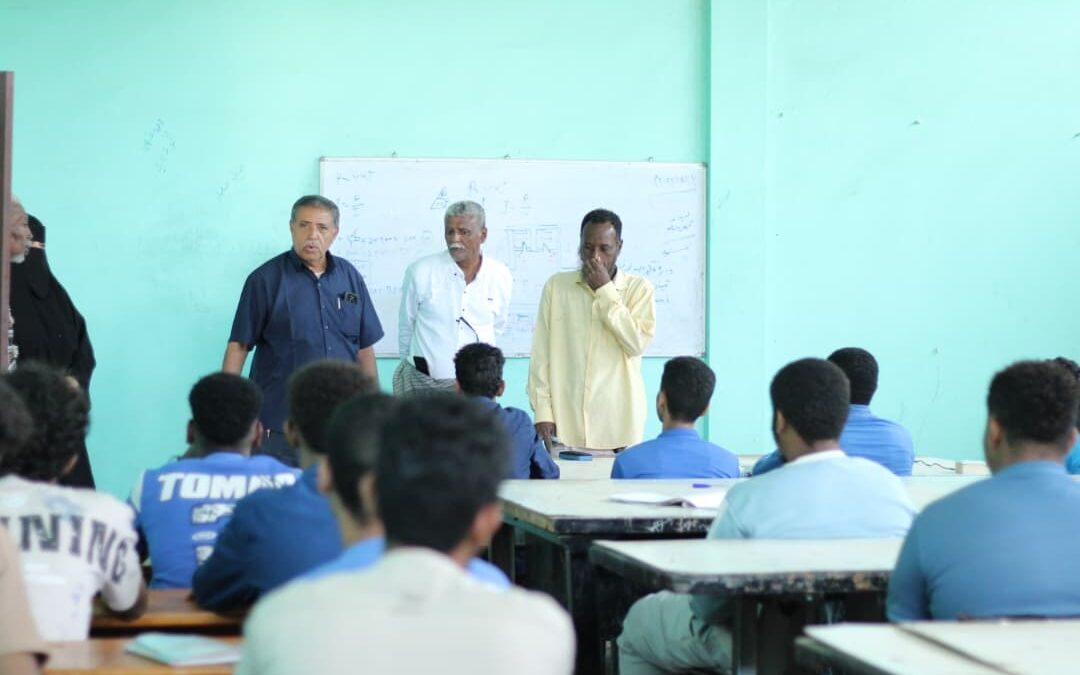 مدير مكتب التعليم الفني بأبين يتفقد معهد الأوراس ومدير المعهد يطالب بإخراج المقتحمين وإعادة التأهيل