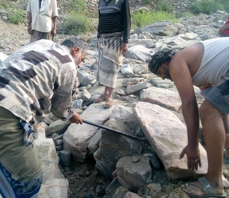 *بجهود ذاتية.. أهالي “فلاحة” ينفذون مبادرة أهلية لإعادة تأهيل طريقهم المتضرر من السيول*