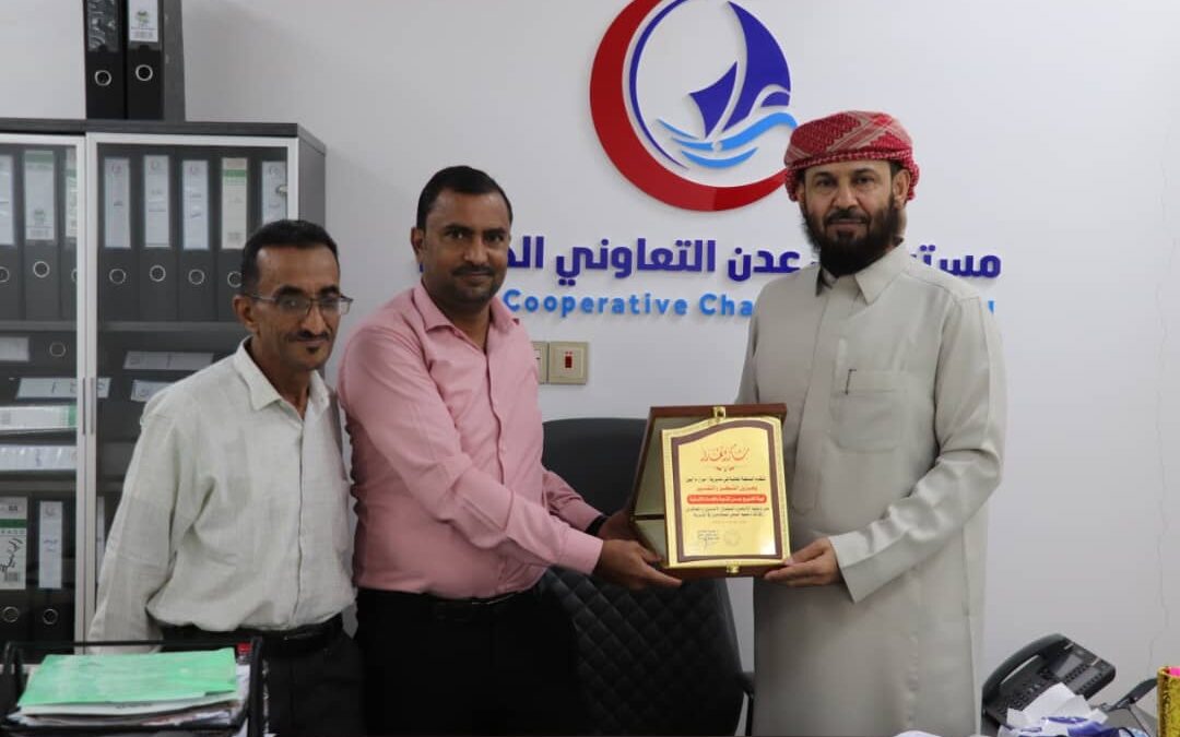 مدير عام سرار يكرّم هيئة الخليج وعدن للتنمية والخدمات الإنسانية تقديراً لجهودها الإغاثية