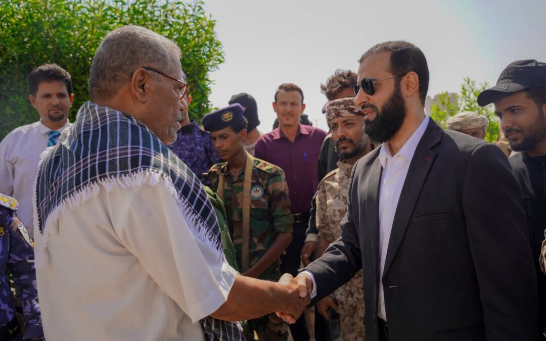 محافظ أبين أثناء تفقده النقاط الأمنية يشدد على الانضباط ويشيد بتفاعل الأجهزة الأمنية
