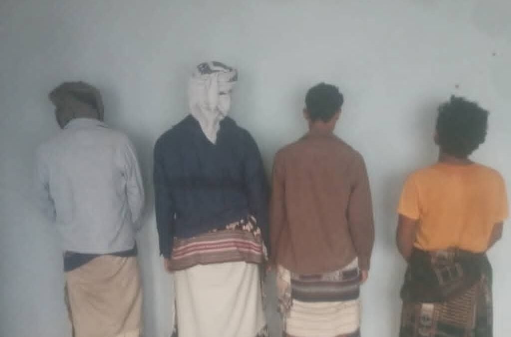 في إنجاز أمني جديد.. أمن خنفر يضبط أربعة متهمين بقضايا تقطع وابتزاز بطريق الحرور
