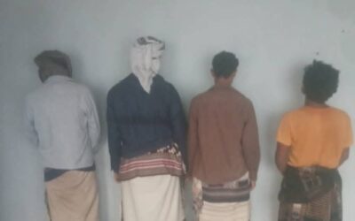 في إنجاز أمني جديد.. أمن خنفر يضبط أربعة متهمين بقضايا تقطع وابتزاز بطريق الحرور