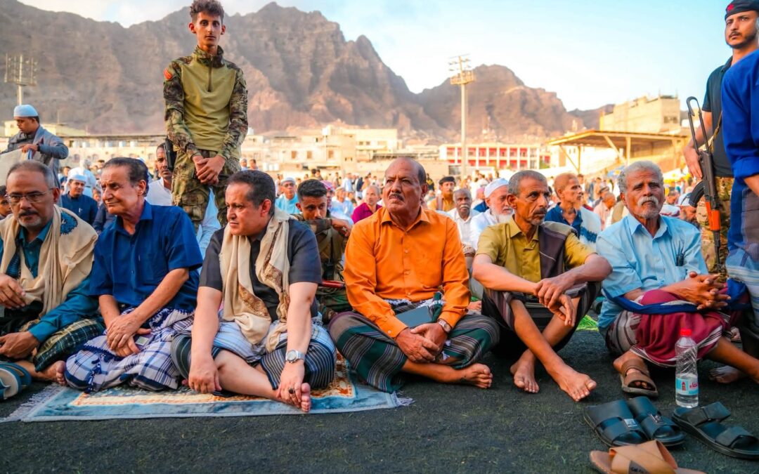 هرهرة والحالمي يؤديان صلاة عيد الأضحى مع جموع المصلين في المعلا
