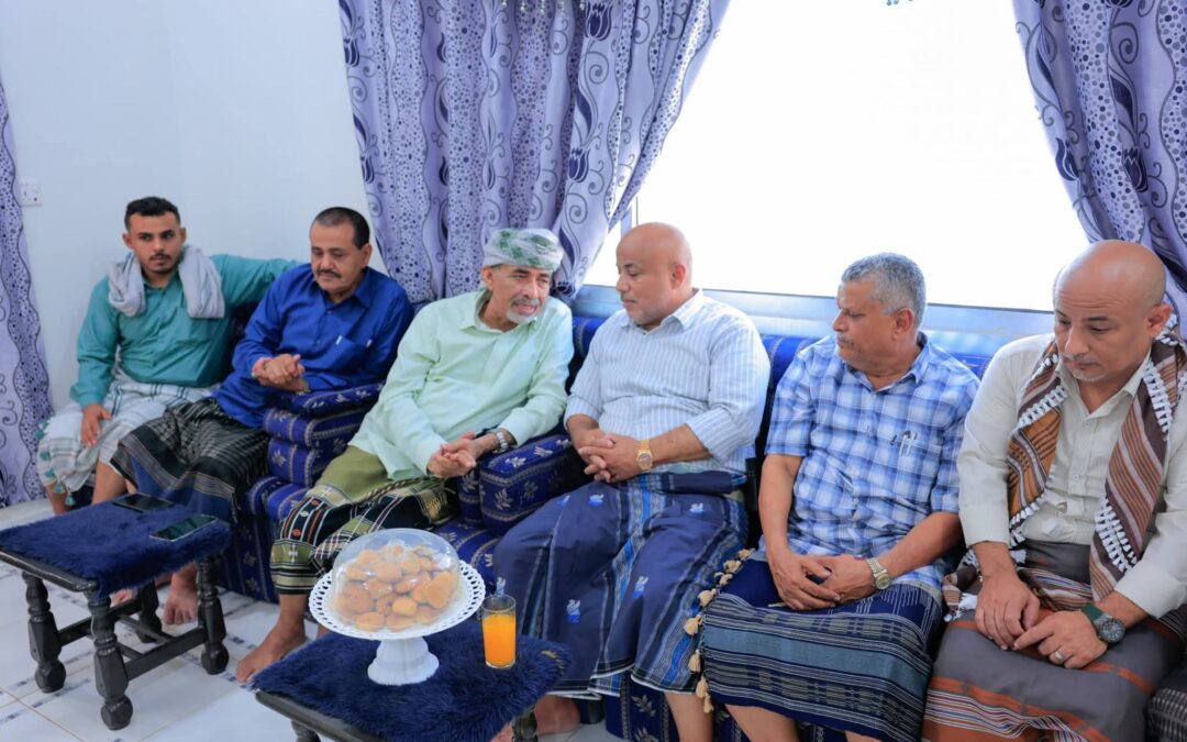عضو مجلس القيادة محمود الصبيحي يزور اسر الشهيدين علي عنتر وعلي هادي والفقيد سعيد صالح