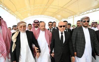 رئيس مجلس القيادة وعدد من  أعضاء المجلس يتقدمون جموع المصلين والمشيعين لجثمان فقيد اليمن الكبير الرئيس السابق عبدربه منصور هادي