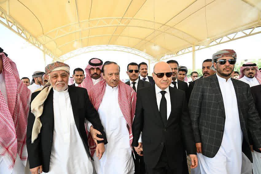 رئيس مجلس القيادة وعدد من  أعضاء المجلس يتقدمون جموع المصلين والمشيعين لجثمان فقيد اليمن الكبير الرئيس السابق عبدربه منصور هادي