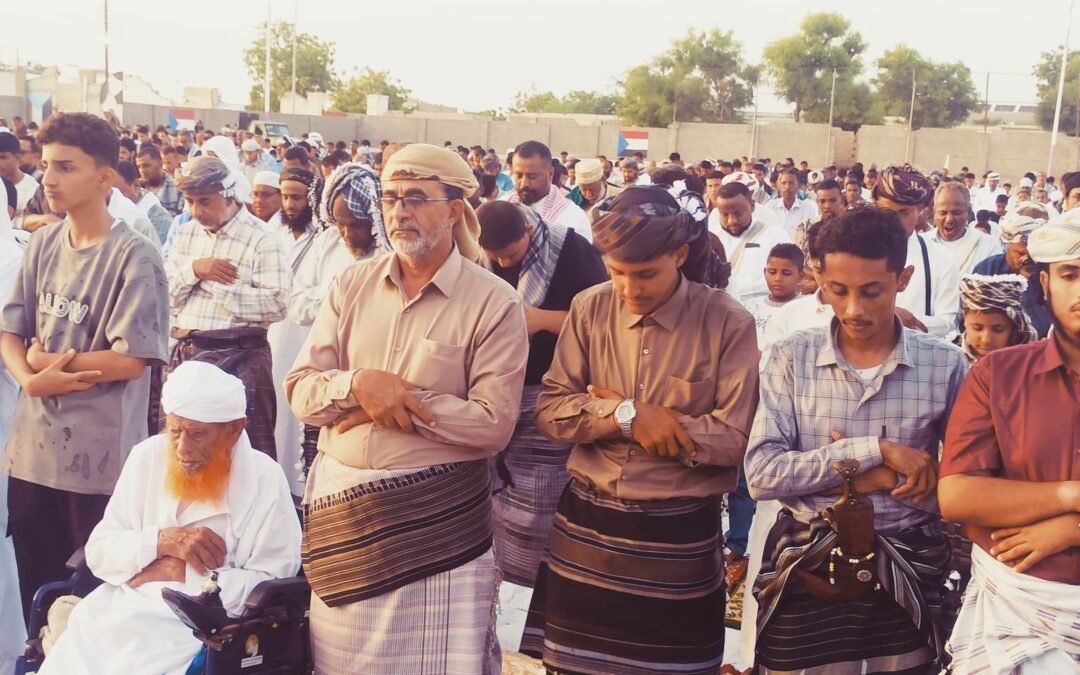 نائب رئيس تنفيذية انتقالي أبين يؤدي صلاة عيد الأضحى المبارك مع جموع المصلين بالعاصمة زنجبار