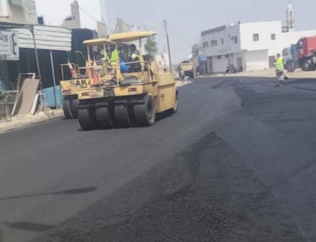 بدء أعمال سفلتة المقطع الأول من طريق “جعار – باتيس” بأبين.. وآمال شعبية بمراعاة البنية التحتية والمظهر الجمالي