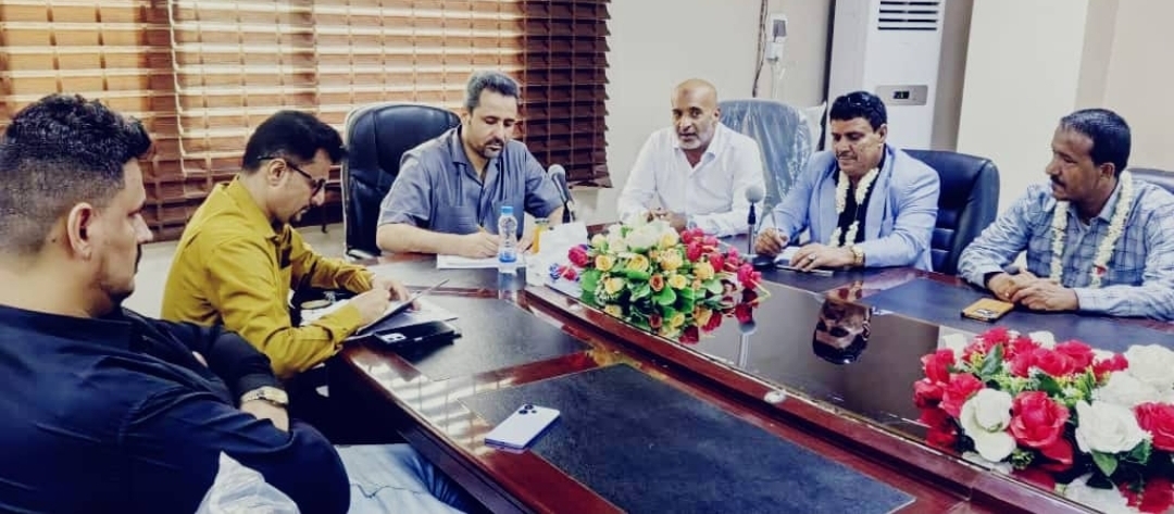 محافظ لحج يلتقي وفداً من بيئة سقطرى ولحج لتعزيز التبادل العملي والترابط الإداري بين المحافظتين