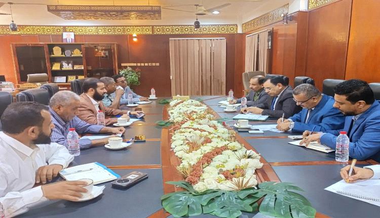الوزير السقطري ومحافظ أبين يناقشان المشاريع الاستراتيجية الزراعية والسمكية ويؤكدان أهمية تعزيز الأمن والتنمية بالمحافظة