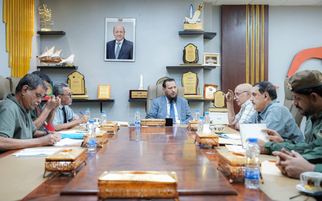محافظ عدن يناقش أوضاع نزلاء السجون وتعزيز تنسيق الأمن مع النيابة والقضاء