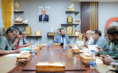 محافظ عدن يناقش أوضاع نزلاء السجون وتعزيز تنسيق الأمن مع النيابة والقضاء