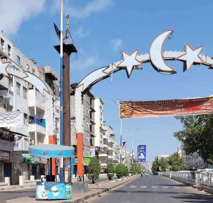 شلل في عدد من شوارع عدن مع بدء العصيان المدني الشامل وقطع عدد من الشوارع الرئيسية والفرعية بالمحافظة احتجاجاً على تدهور خدمة الكهرباء