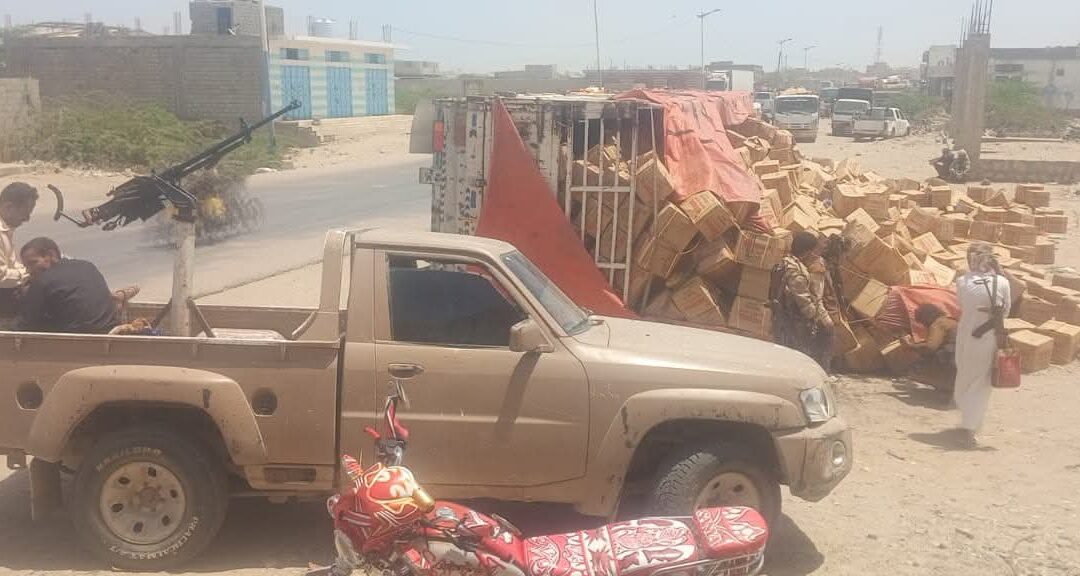 انقلاب شاحنة محملة بكراتين زيوت أمام مصنع الثلج بأحور