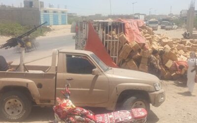 انقلاب شاحنة محملة بكراتين زيوت أمام مصنع الثلج بأحور