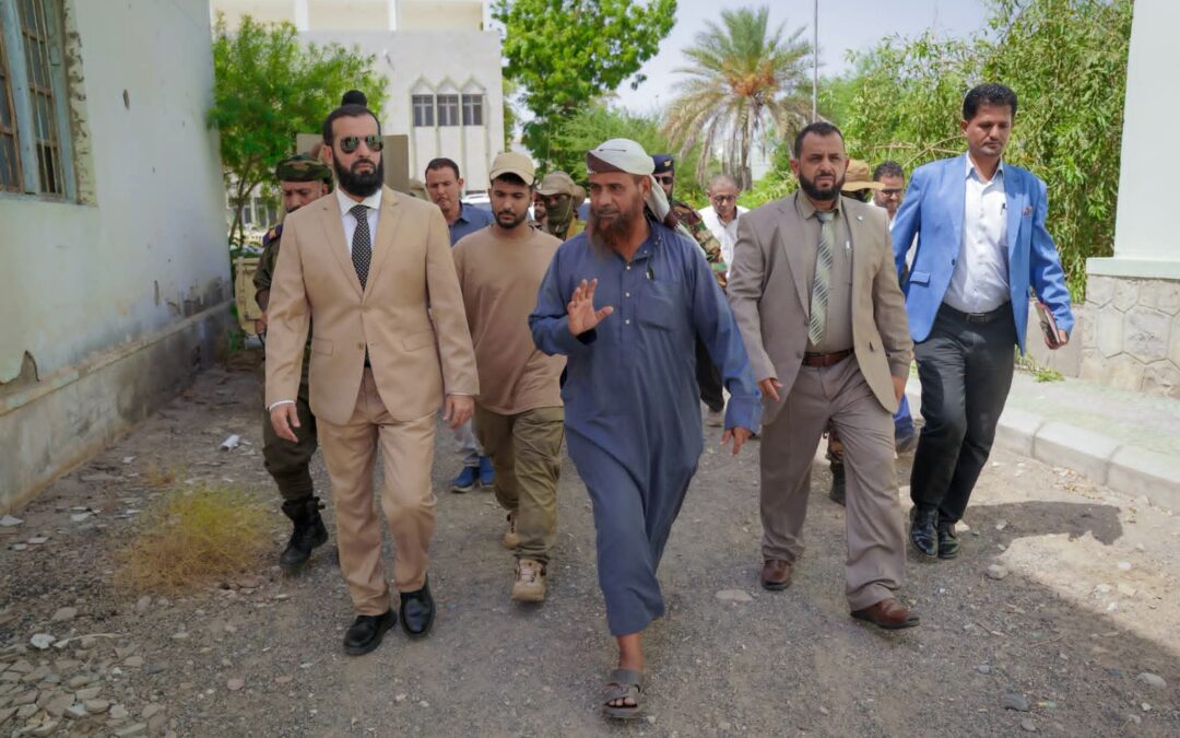 محافظ أبين يتفقد محطة أبحاث الكود ويشيد بدورها الريادي في تطوير القطاع الزراعي.