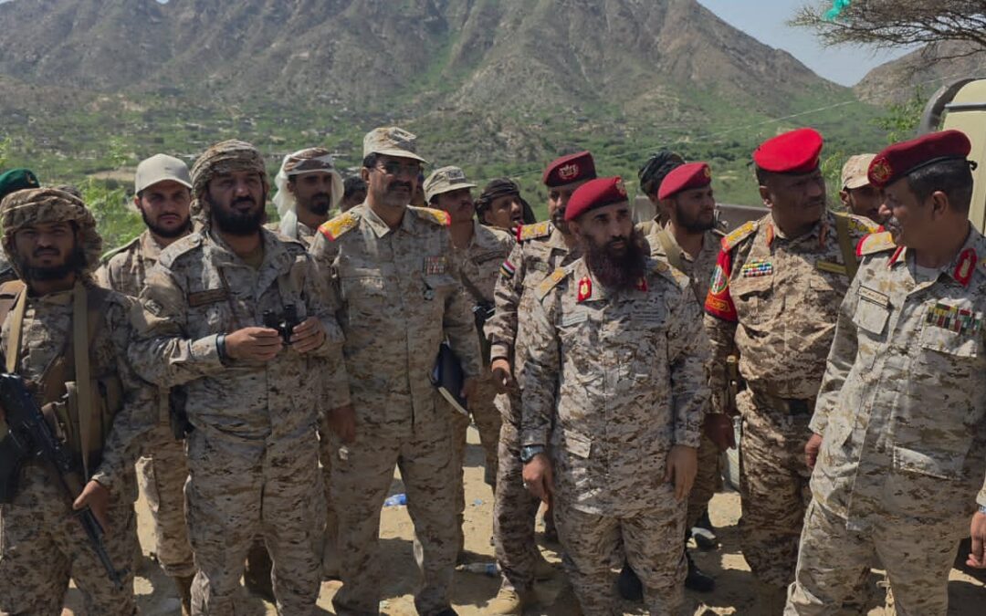 قيادة المنطقة العسكرية الرابعة تُشرف على عملية الاستلام والتسليم في محور طور الباحة، وتتفقد المواقع الأمامية للواء الرابع حزم عقب الاستهداف الحوثي الغادر