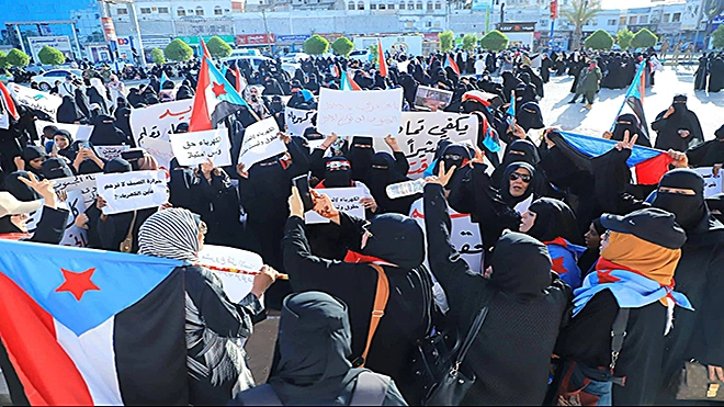 نسوة عدن ينتفضن ضد تردي الخدمات