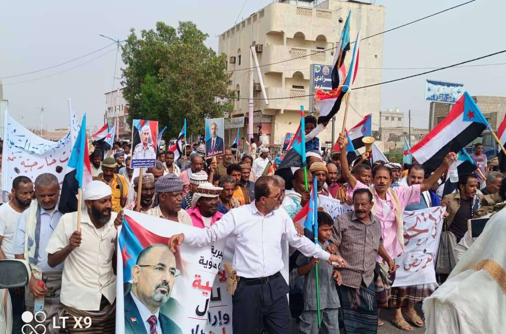 انتقالي أبين ينظم مظاهرة جماهيرية ويتعهد بمواصلة النضال حتى تحقيق أهداف الجنوب