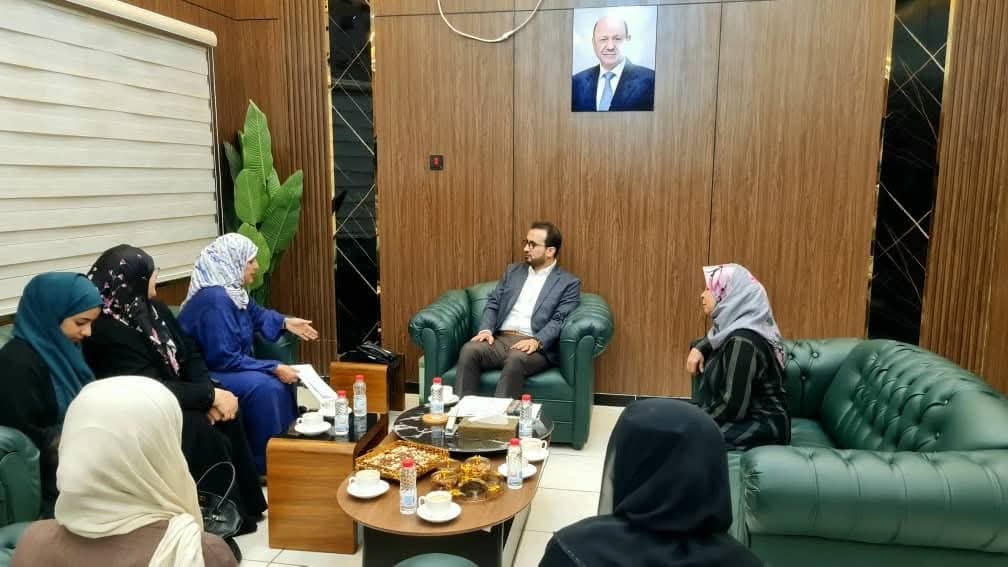 وزير الخدمة المدنية يلتقي رئيسة اللجنة الوطنية للمرأة لبحث تمكين النساء وحقوق الموظفات
