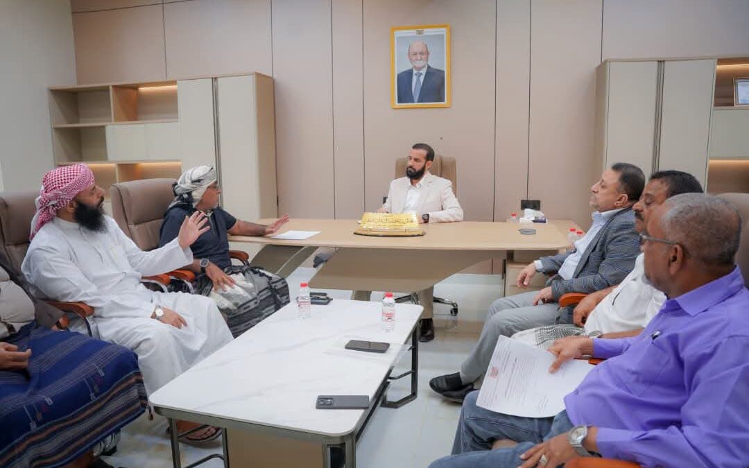 محافظ أبين يلتقي باللجنة المكلفة بالإعداد والتجهيز لإقامة مشروع الزواج الجماعي لـ100 شاب وشابة