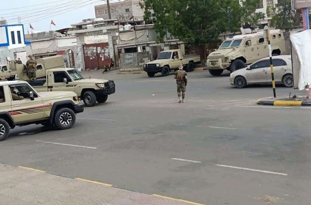 عاجل : اطلاق نار داخل اجتماع بمبنى السلطة المحلية بمحافظة أبين