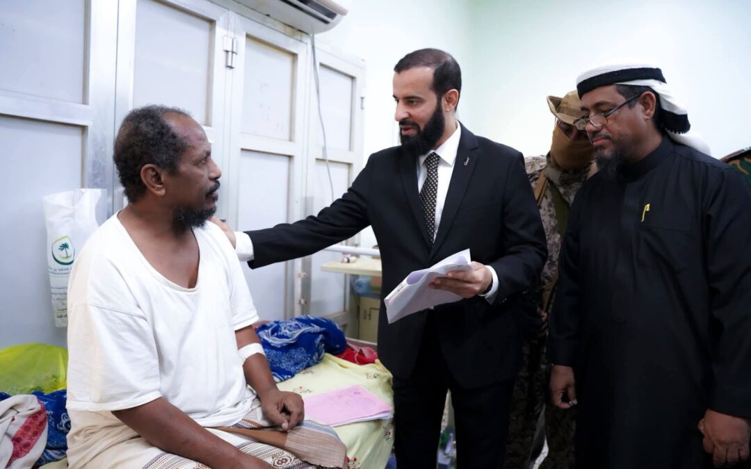 محافظ أبين يوقف مدير مستشفى الرازي ويحيله إلى التحقيق خلال زيارة مفاجئة .