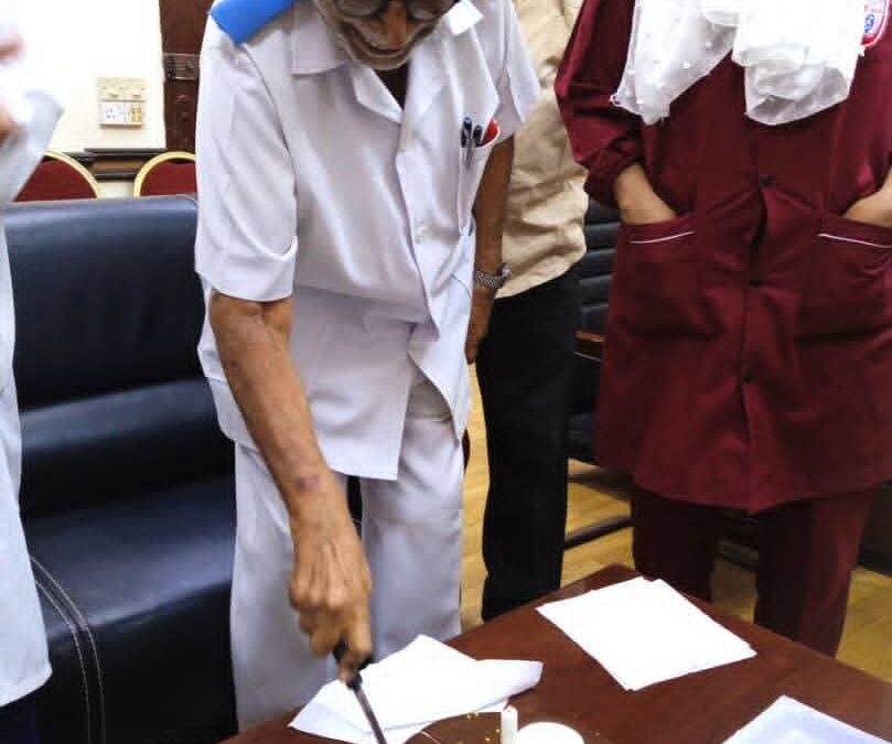 السقاف يكرم الأستاذ سعيد أحمد دين أبرز وأقدم الوجوه الصحية بالمستشفى