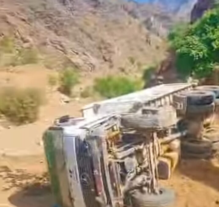 حادث انقلاب شاحنة في “ركب حوج” دون إصابات بشرية، والعمل مستمر في طريق باتيس-رصد-لبعوس*