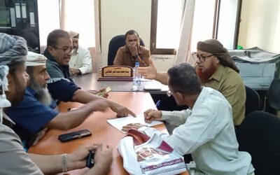 مدير عام سرار يافع يشيد بتعاون أهالي آل داوود خلال إجتماع وتفقد لمشروع طريق باتيس رصُد