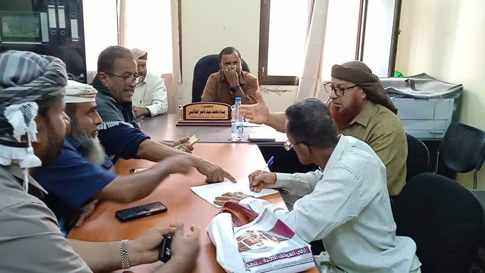 مدير عام سرار يافع يشيد بتعاون أهالي آل داوود خلال إجتماع وتفقد لمشروع طريق باتيس رصُد