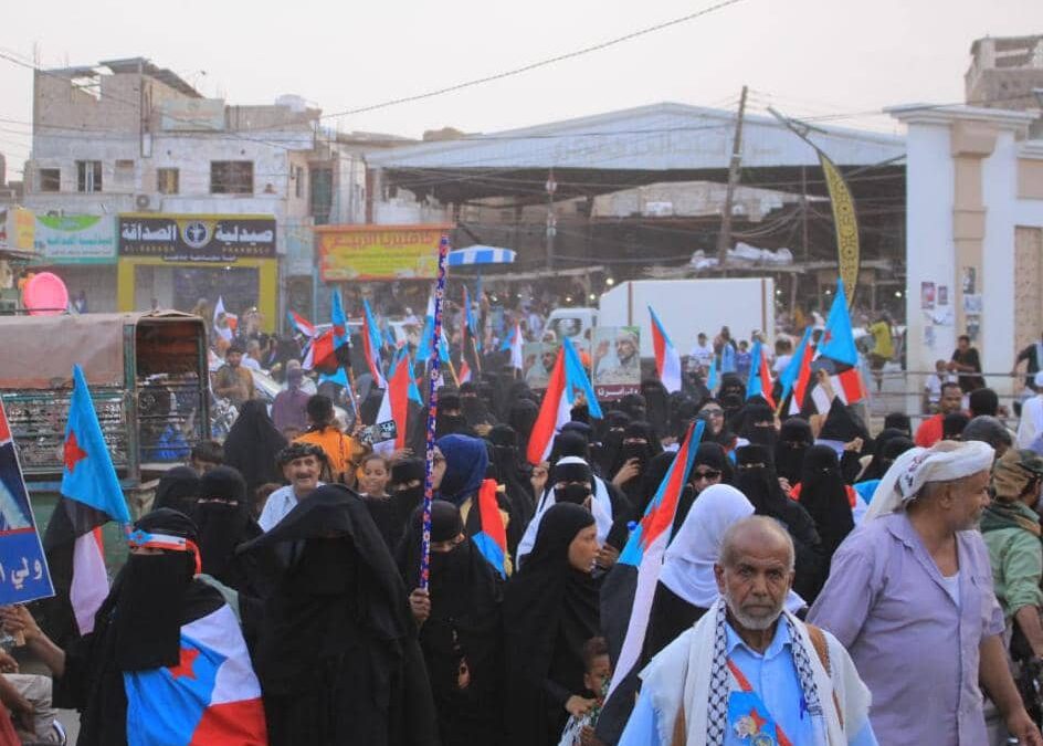 حرائر محافظة لحج  يجددن العهد للمجلس الانتقالي في وقفة ومسيرة احتجاجية رفضاً للوصاية وتدهور الخدمات
