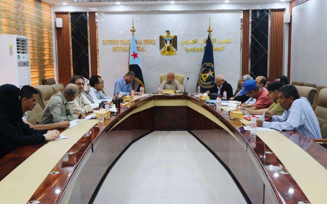 مجلس المستشارين يُشيد بنجاح برنامج التصعيد في محافظات الجنوب ويحذّر من التحركات الحوثية تجاه الجنوب