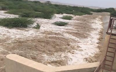 سيول جارفة بأحور تقطع الشريان الحيوي بين حضرموت وعدن… وأهالي المنطقة يفتحون بيوتهم للمسافرين