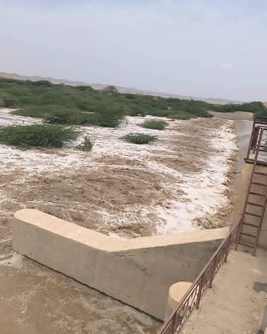 سيول جارفة بأحور تقطع الشريان الحيوي بين حضرموت وعدن… وأهالي المنطقة يفتحون بيوتهم للمسافرين