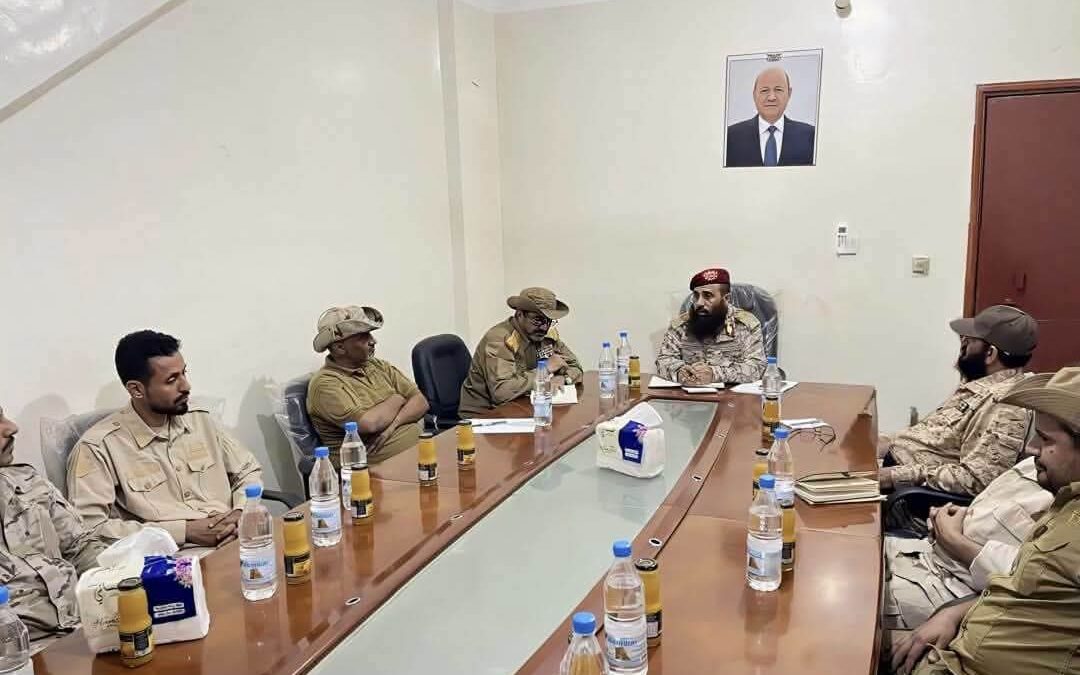 عاجل.. قائد المنطقة العسكرية الرابعة يوجّه بإعادة تموضع القوات ورفع الجاهزية في محور العند