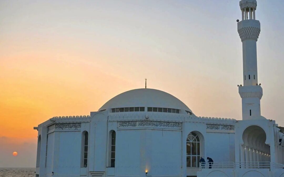 مسجد الرحمة بجدة.. التقاء فن العمارة الإسلامية بزرقة البحر الأحمر