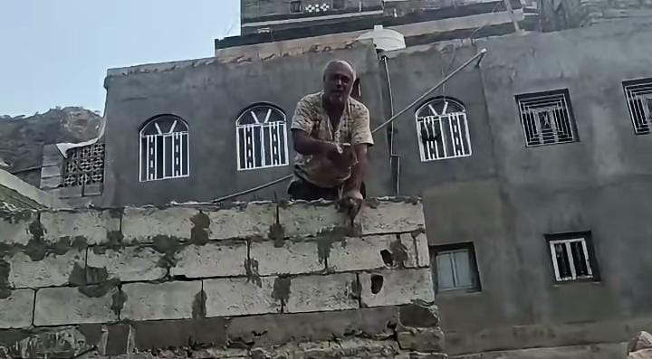 مواطن بيافع سرار يهدم جزءاً من منزله طوعاً لفتح مسار طريق باتيس رصُد معربان لبعوس