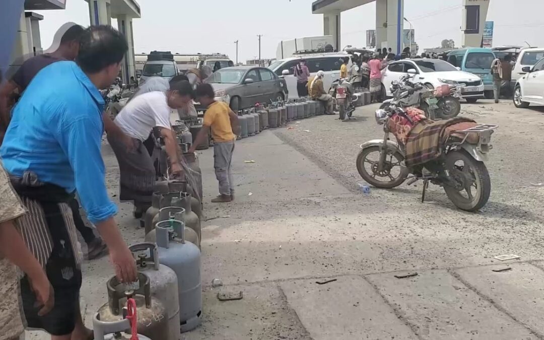 لحج: أزمة الغاز الخانقة تعيد أهالي لحج إلى شراء الحطب واستخدام”الصعد” ومعاناة تتفاقم
