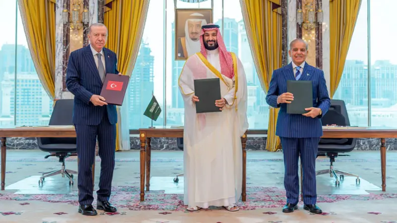 السعودية . تركيا . باكستان التوقيع على اتفاقية مكة للدفاع المشترك