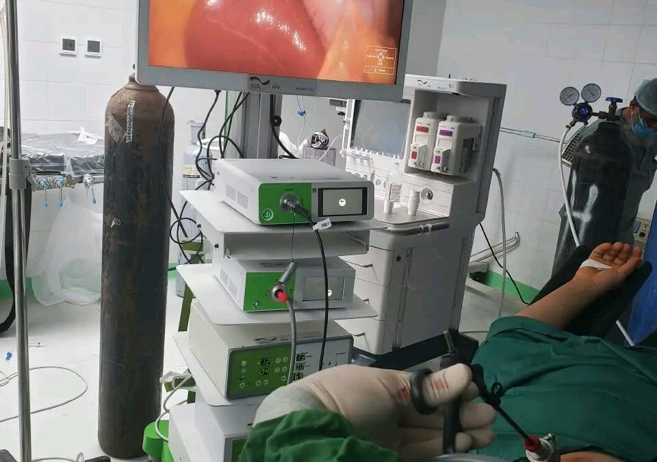 هيئة مستشفى الرازي العام بأبين تفعّل وحدة المناظير بإجراء أول عملية لاستئصال المرارة بالمنظار*.