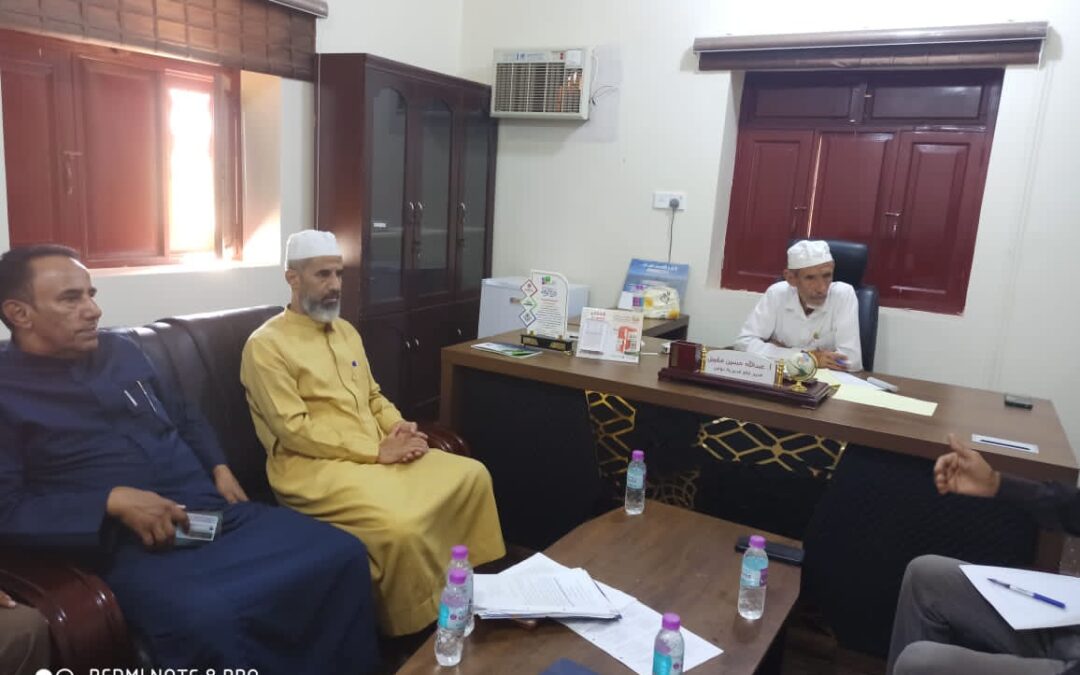السلطة المحلية بدوعن تناقش مع مؤسسة وادي دوعن للتنمية فتح مركز لكلية التعليم المفتوح بجامعة حضرموت