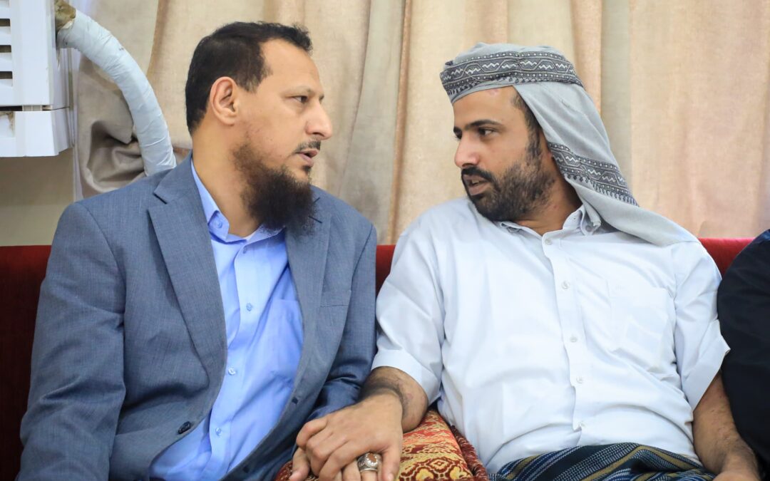 المحافظ شيخ يؤدي واجب العزاء في وفاة الشيخ عيدروس صالح العيسي
