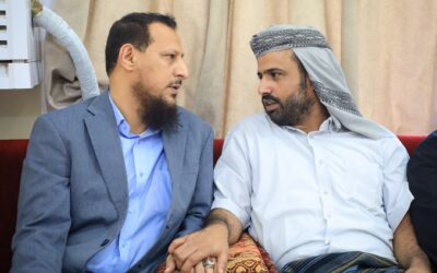 المحافظ شيخ يؤدي واجب العزاء في وفاة الشيخ عيدروس صالح العيسي