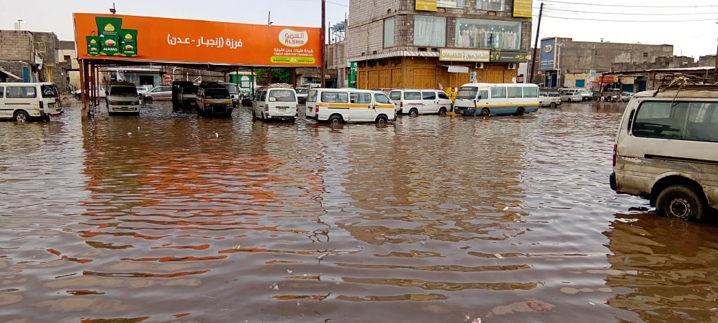 أمطار غزيرة تغرق شوارع زنجبار والسلطة المحلية بالمديرية غائبة