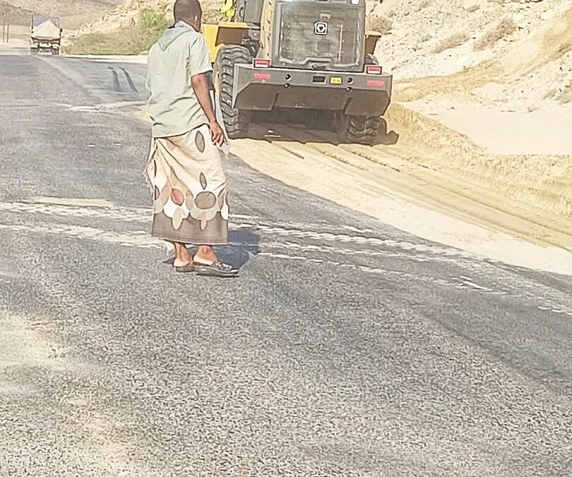 الشيخ عمر باقروان يقوم بأعمال ردم وإزالة الرمال بخطوط مديرية بروم ميفع بعد الأمطار