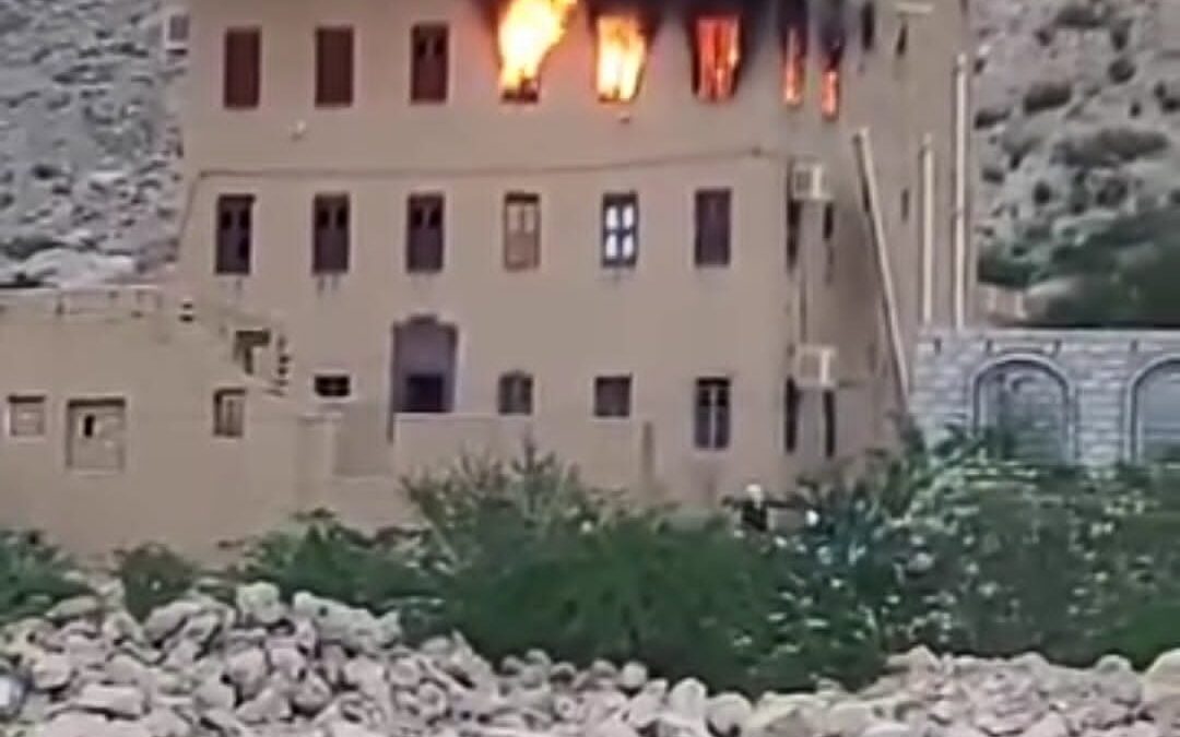 اندلاع حريق في أحد المنازل بقيدون والمطالبة بتوفير سيارة إطفاء لمديرية دوعن
