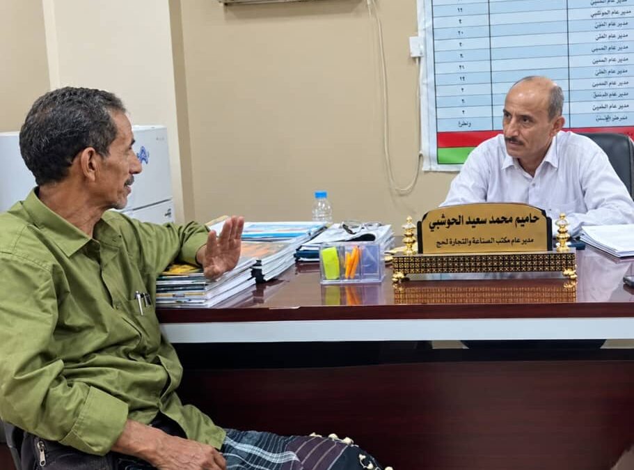 مدير عام صناعة لبعوس يبحث مع قيادة صناعة لحج أزمة تموين محطات كبار المستهلكين بالوقود
