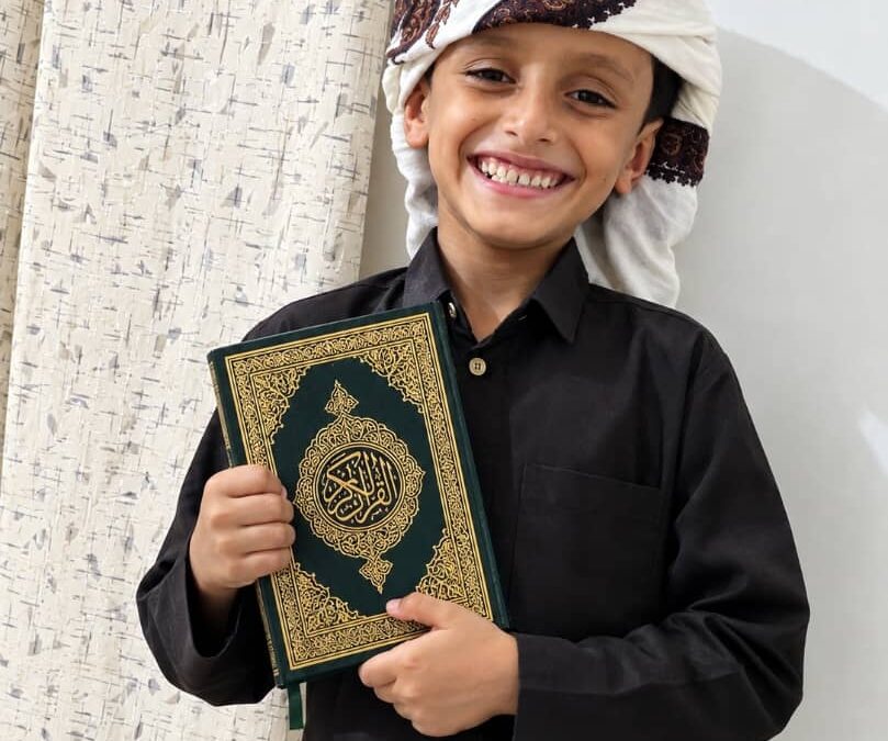 طفل لا يتجاوز عمره ست سنوات  يتم حفظ ثلاثة أجزاء من القرآن الكريم ويدخل في الجزء الرابع