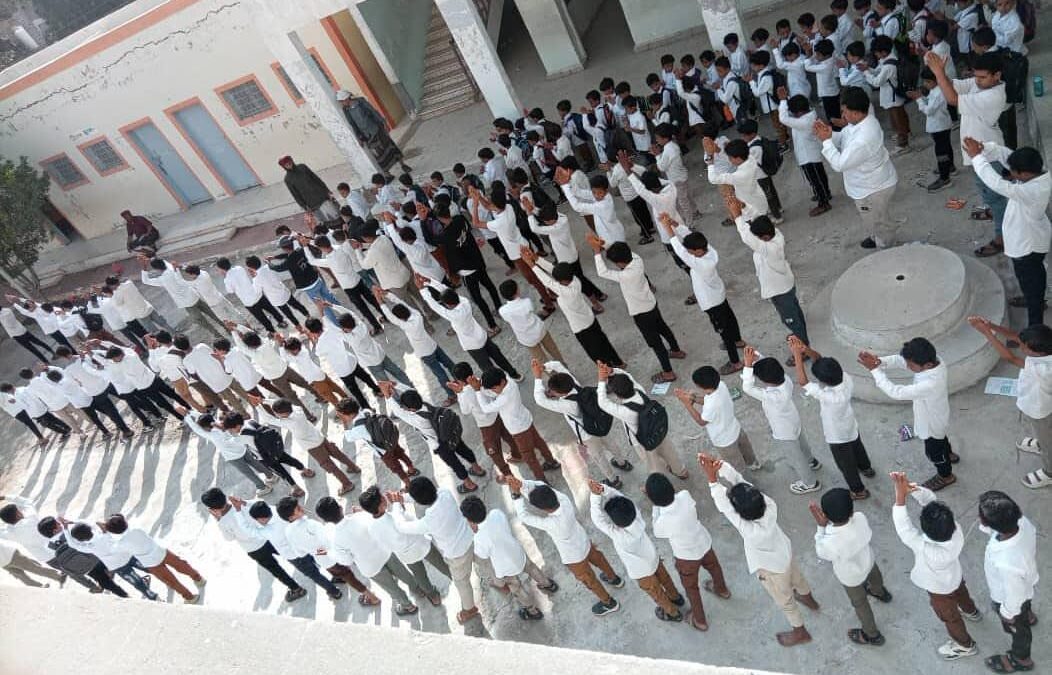 الشيخ صالح بن جراش يتفقد سير التعليم بيافع سرار ويشيد بانضباط مدرسة البنين*